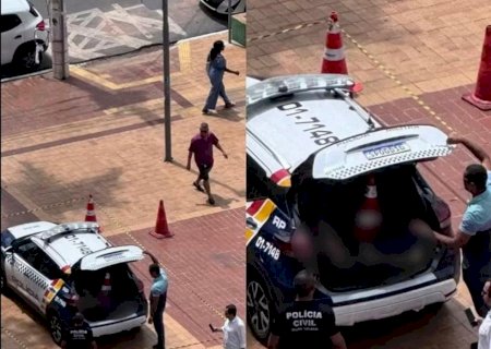 Homem encontrado morto em carro da polícia em Cuiabá estava no porta-malas há cerca de 3 dias, diz delegado