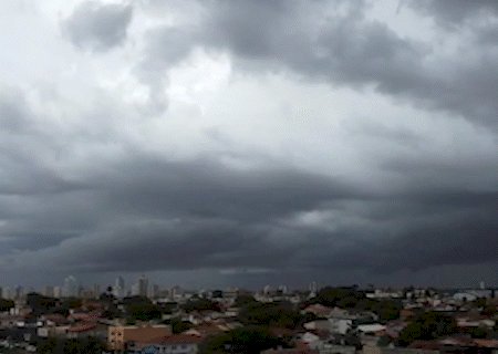 Nuvens escuras e ventania anunciam tempestade na Capital