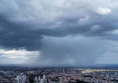 Chuva r&aacute;pida na Capital chega para aliviar "calor&atilde;o" de 34&deg;C