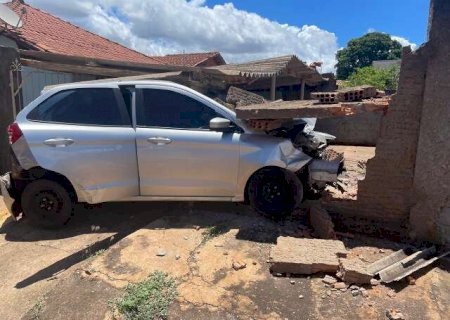 Motorista atinge moto, perde controle de carro e derruba muro de casa