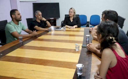 Liandra atende representantes da comunidade surda de Dourados