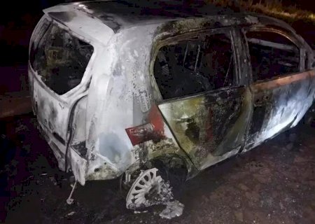 Carro de brasileira pega fogo em Pedro Juan e há suspeita de incêndio criminoso