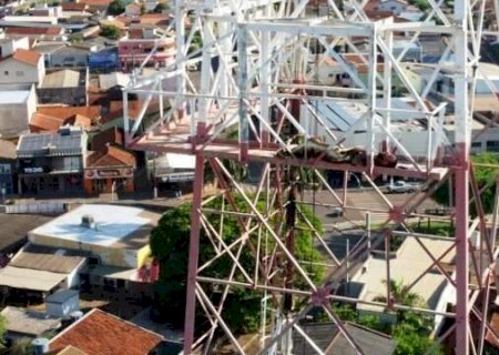 Homem dorme em torre de telefonia e mobiliza Corpo de Bombeiros