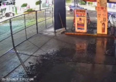 Motorista invade posto de combustível após colisão entre veículos
