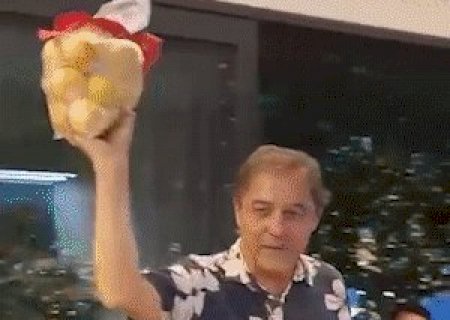 Fam&iacute;lia transforma o Oscar em festa com pr&ecirc;mio inusitado: saco de lim&atilde;o