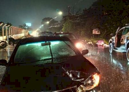 Com baixa visibilidade pela chuva, mulher bate em carro na contram&atilde;o e morre