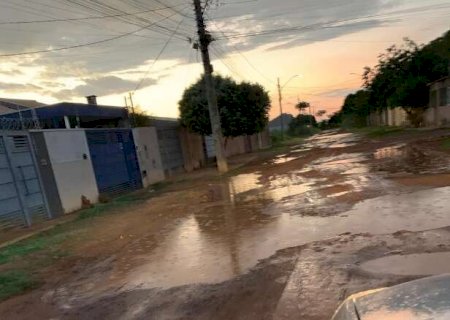 Lama com mau cheiro invade resid&ecirc;ncias e dificulta tr&acirc;nsito no S&atilde;o Conrado