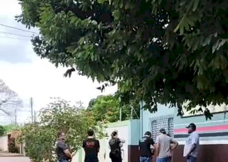 Homem é encontrado morto em frente de bar