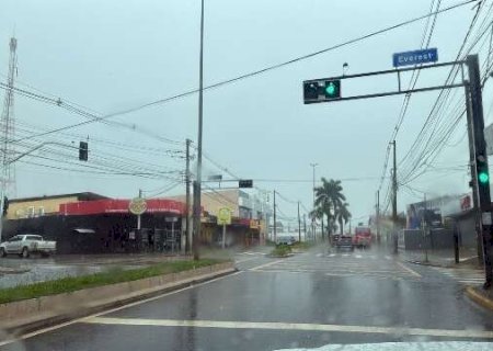 Rotina de ver&atilde;o: chuva retorna a Campo Grande e coloca bairros em alerta
