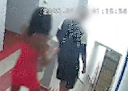 V&iacute;deo mostra mulher, que morreu em confronto, empurrando idoso escada abaixo