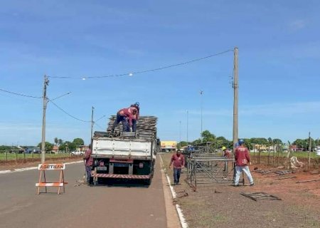 Estrutura para desfile de escolas de samba come&ccedil;a a ser montada