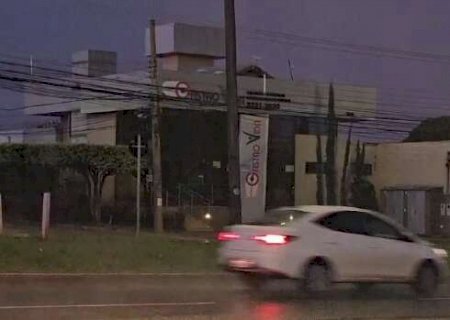 Depois de dia quente, chuva forte chega no in&iacute;cio da noite na Capital