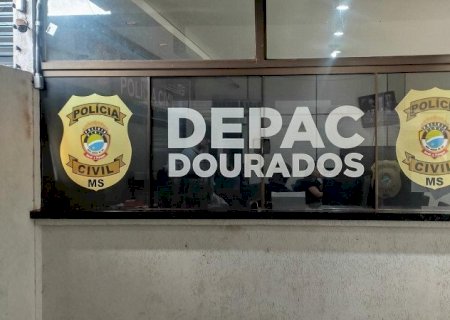 Mulher é presa após desacatar policiais militares em órgão público de Dourados