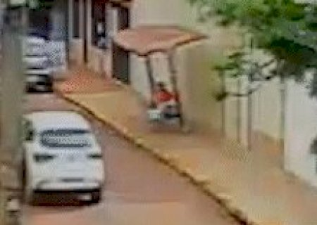 Idosa &eacute; atingida por ponto enquanto aguardava &ocirc;nibus