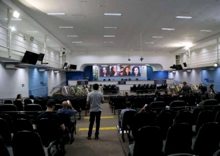 Amigos lotam c&acirc;mara 4h antes de vel&oacute;rio para se despedir de jornalista
