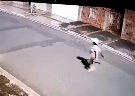 C&acirc;mera flagra mulher jogando gato em cal&ccedil;ada ap&oacute;s mat&aacute;-lo a paulada