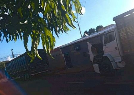 Caminh&otilde;es estacionam em rua residencial e atrapalha pedestres do Santa Luzia