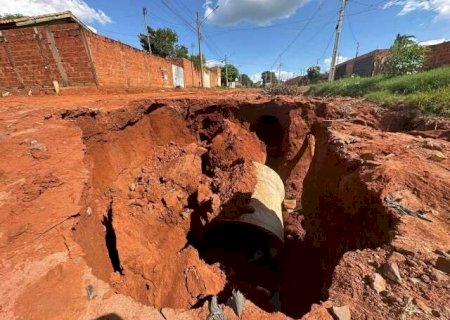 "Abandonados", dizem moradores sobre cratera aberta em local de obra inacabada