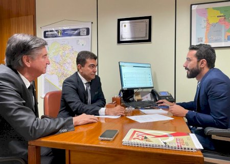 No Ministério da Educação, Marçal entrega projetos para construir escolas e Ceims