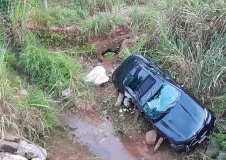 Jovem morre após carro aquaplanar com BMW e cair em córrego na MS-345