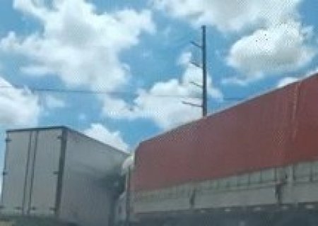 Tentativa de convers&atilde;o acaba em batida entre caminh&atilde;o ba&uacute; e carreta na BR-163