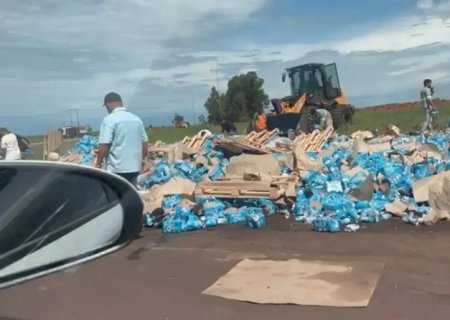Caminhão carregado de cerveja tomba na BR-463 e saqueadores se aproveitam do acidente