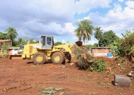 Limpeza de lote d&aacute; in&iacute;cio a disputa entre moradores no Bairro Coophamat