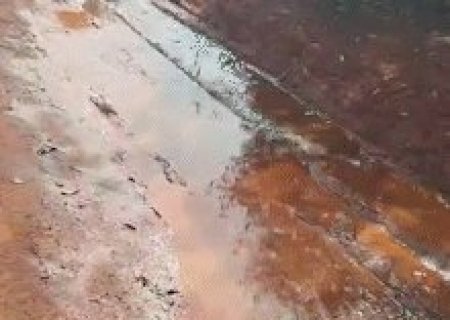 Morador reclama que esgoto corre a c&eacute;u aberto h&aacute; semanas