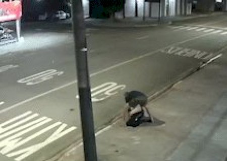 Em dois minutos, homem leva tampa de ferro e deixa buraco aberto em cal&ccedil;ada
