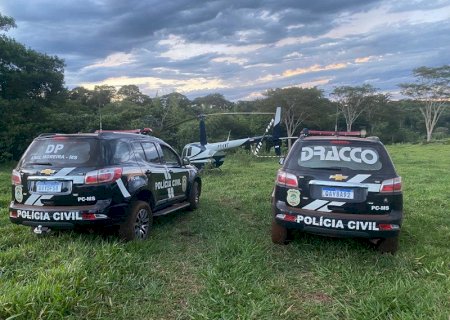 Helicóptero recuperado na fronteira é levado para hangar da polícia na Capital