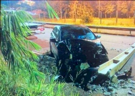 Carro derruba poste e trava avenida no Bairro Monte Castelo