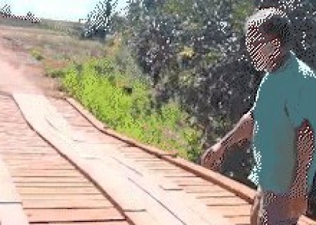 Ponte de madeira racha, "sai do lugar" e moradores temem desabamento