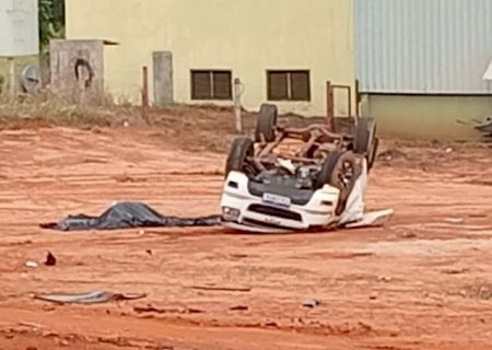 Motorista perde controle da dire&ccedil;&atilde;o, capota caminhonete e morre