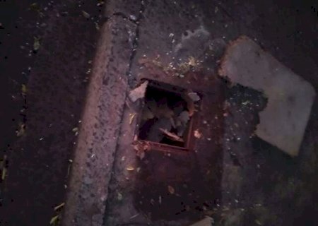 De marmitaria a tampa de esgoto, na Vila Nhanh&aacute; nada escapa dos bandidos