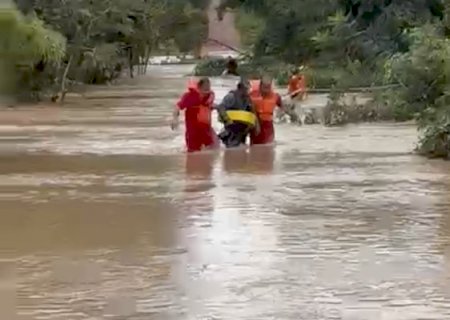 Rio transborda e arrasta caminhonete com quatro pessoas na MS-472