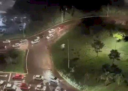 Motoristas improvisam fuga durante alagamento na Rachid Neder