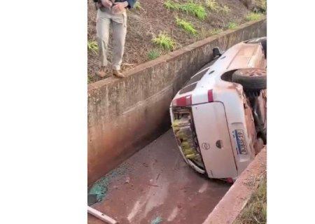 Carro carregado com contrabando cai em valeta na BR-163 e motorista foge