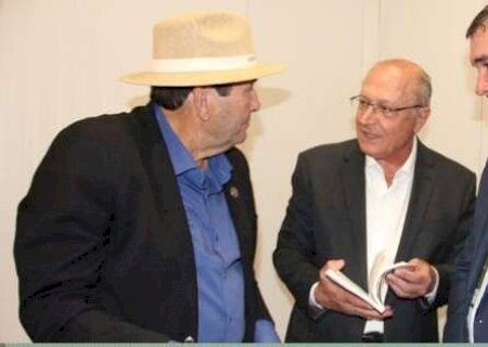Prefeito de Inoc&ecirc;ncia passa mal em evento e far&aacute; bateria de exames