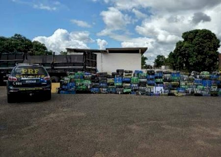Motorista &eacute; preso com 4,5 toneladas de maconha e fuzil em carga de soja