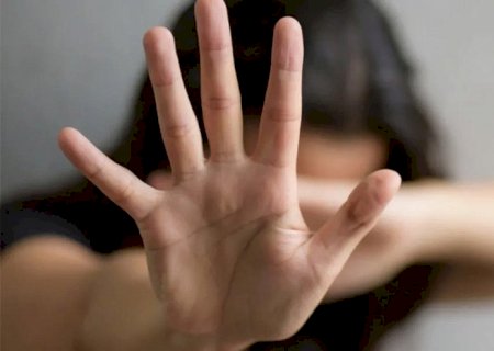 Jovem denuncia mãe e padrasto por abuso que ocorre há 8 anos