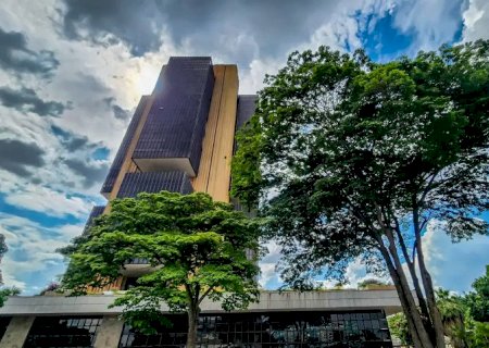 Juros médios cobrados pelos bancos chegam a 43,7% ao ano em fevereiro