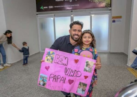 Sem ver o pai h&aacute; 2 anos, Manuela fez surpresa fofa no aeroporto