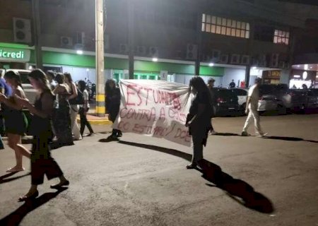 Falta de luz e policiamento motivam protesto ap&oacute;s estupro de estudante
