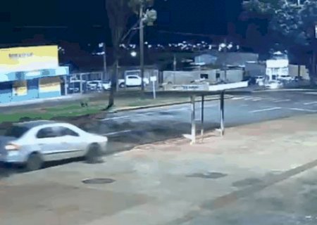 Motorista perde o controle, bate e destr&oacute;i ponto de &ocirc;nibus na Gunter Hans