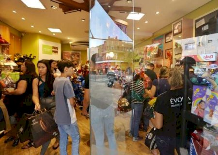 Fi&eacute;is &agrave; marca de chocolate, clientes fazem fila para comprar ovo de P&aacute;scoa