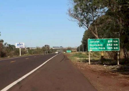 Homem armado se passa por policial, atira e rouba carro em rodovia