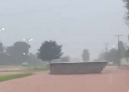 Piscina vai parar no meio da BR-267, levada pela enxurrada