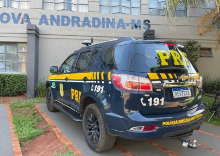Mulher &eacute; presa com 5,4 kg de coca&iacute;na escondidos no tanque de combust&iacute;vel