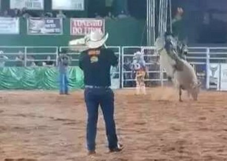 Pe&atilde;o &eacute; socorrido em estado grave ao cair de touro e bater a cabe&ccedil;a