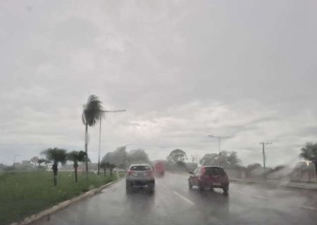 Em alerta de tempestade, Capital tem chuva forte durante a manh&atilde;